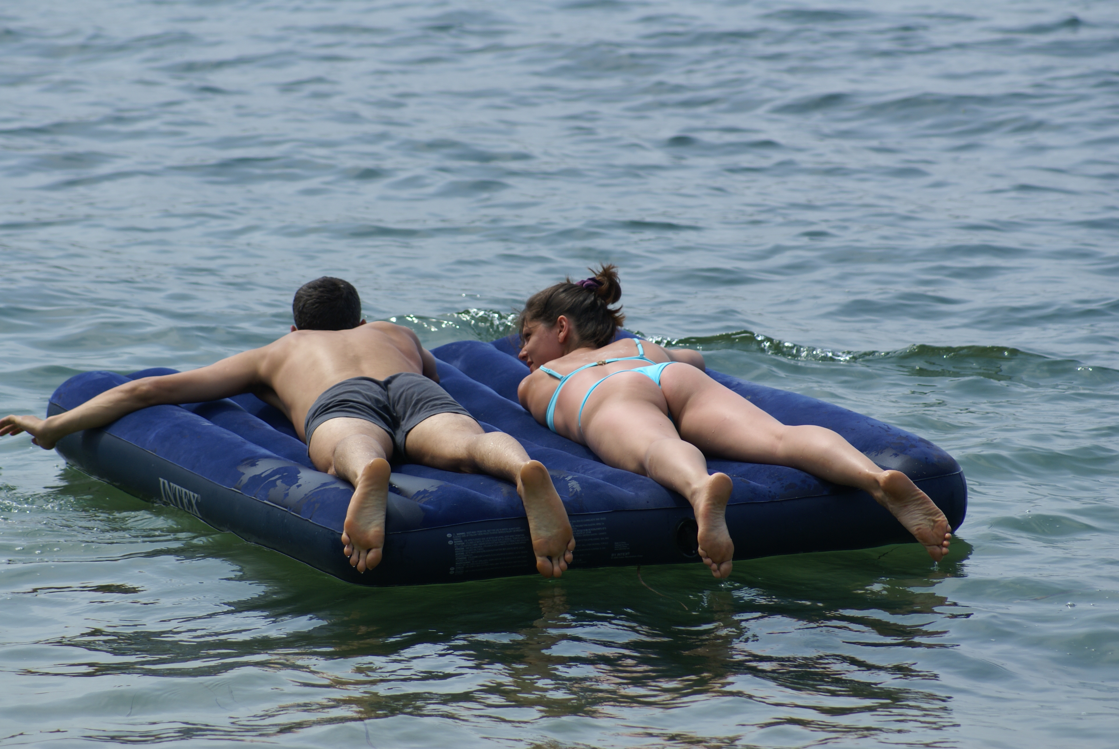 в надувной матрас попала вода