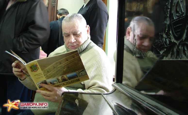 Выступал архитектор, работавший над Генпланом Владивостока. Тема выступления — новые дороги к саммиту и их влияние на объекты крепости. | Презентация фотоальбома «Крепость Владивостокъ»