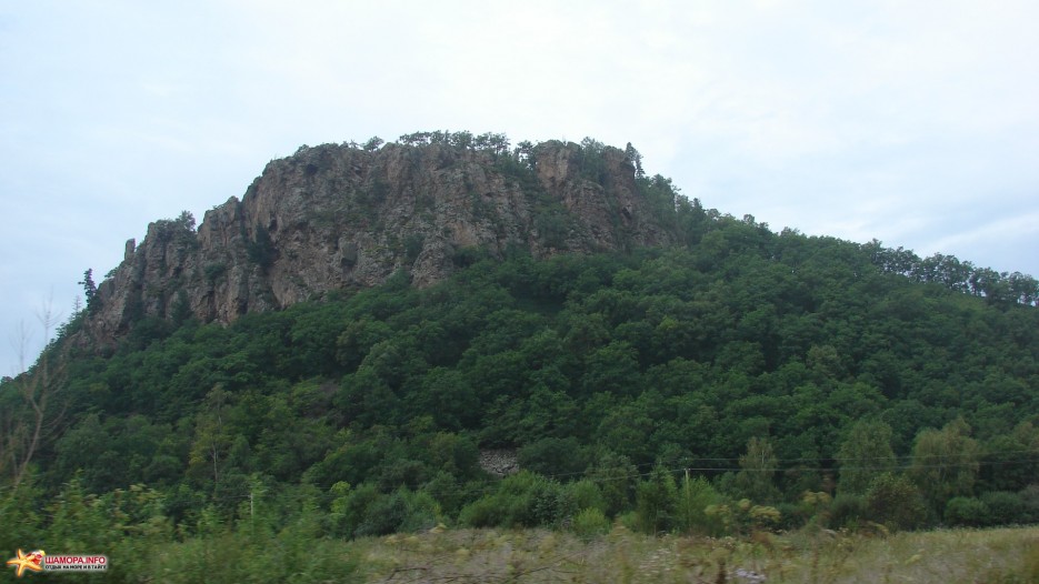 29.Гора Паршивая (Змеиная) Памятник природы гора Паршивая 200 м. Напоминает по виду старинный замок. На горе есть красивейшие «ворота исполнения желаний». | г.Снежная 1682 м. Национальный парк «Зов Тигра». 21.08.2010 года.