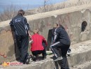 Вандалы исправляются. Пойманные горе-малеватели на форте №7 затирают цементом свои «художества».
