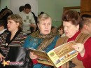 Собравшиеся на мероприятии краеведы увлеченно обсуждали новый альбом.