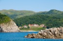 Скала перед бухтой Песчаная на полуострове Гамова