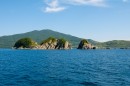 Скальные острова Таранцева в горловине бухты Витязь (бывшая Гамова)