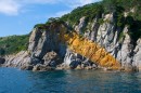 Береговые скалы в бухте Галечная на полуострове Гамова. Каменная арка. Разноцветные скалы
