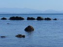 Камни выросли среди морских просторов