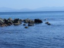Морские просторы на фоне камней