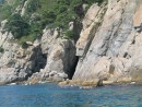 Могильная сосна на скалах полуострова Гамова. Морская прогулка вокруг полуострова Гамова (до морского заповедника). Хасанский район.