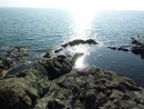 Солнце море освещает