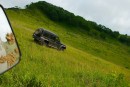 Джип на крутом склоне