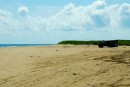 Джип на песке у моря