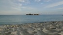 Синее море, белый песок.