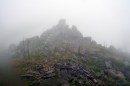 Прощальный взгляд на окутанный туманом камень Маори.