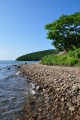 Побережье бухточки каменистое.