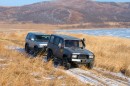 Джипы на берегу озера Родникового