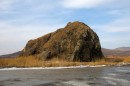 Скальный камень на берегу озера Птичье (Тальми).