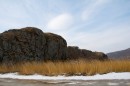 Скальный камень на берегу озера Птичье (Тальми).