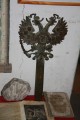 В музее у каждого экспоната своя история, некоторые просто удивительны! Вот этот орел, например, венчал часовню из белого мрамора, построенную в бухте Постовая в 1891 году к приезду цесаревича Николая. Во времена революции часовня была разрушена, а этого орла тайком спрятал от вандалов один из жителей поселка, и не просто спрятал, а замуровал в своем доме под печкой. Перед смертью он рассказал об этом тайнике сыну, и уже тот, спустя много лет, разобрал печь, достал реликвию и передал в музей.