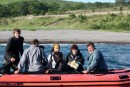 И, конечно же… совсем немножечко экстрима. На обратном пути разыгралось море, а нам надо было забрать вещи и оставшихся на полуострове Краббе туристов. Катер благополучно высадил добровольцев, и отошел от берега. Вот эта группа отважных туристов в открытом море пересаживалась к нам на катер.