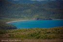shamora.info в б.Астафьева.
Открытие бухты произошло в 1859 году, когда корвет «Америка» совершал свою экспедицию. Названа она в честь поручика Якова Тимофеевича Астафьева.
Бухта Астафьева — чудесное место для спокойного, уединённого отдыха. Здесь нет ни водных аттракционов, ни рыбаков с удочками. Вы не встретите даже дайверов. Всё потому, что егеря тщательно следят за порядком. В бухте разрешается купаться, загорать, любоваться красотой и девственностью окружающей природы.
